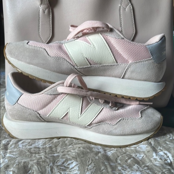 New Balance Pink and Cream Sneakers Classic Style - Picture 9 of 9
